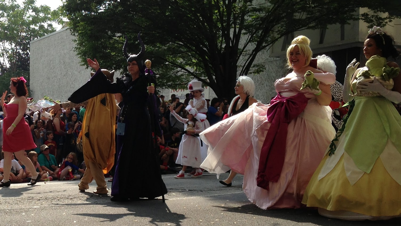 Illustration for article titled Vehicles Of The 2013 DragonCon Parade - Photo Dump